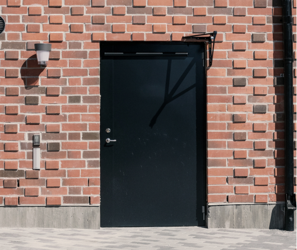 Flexstopp dörrstop monterad på fasad